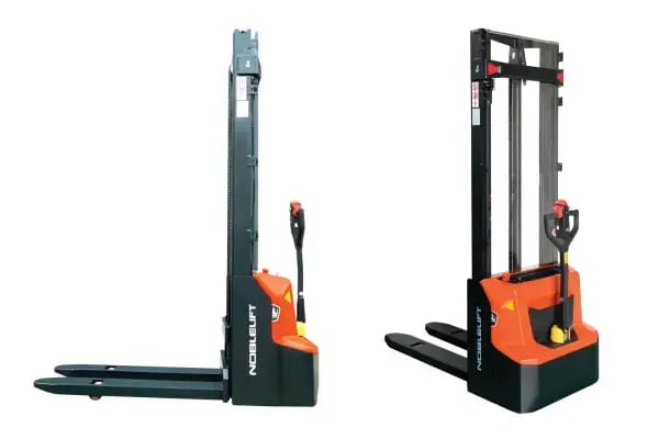 Apilador eléctrico Noblelift PSE12B/N de 1.200 kg, con mástil de elevación, horquillas y timón de control, en color naranja y negro.