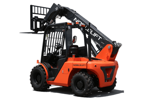 Carretilla elevadora telescópica Noblelift FTH25N trabajando en terreno irregular levantando carga pesada en entorno industrial