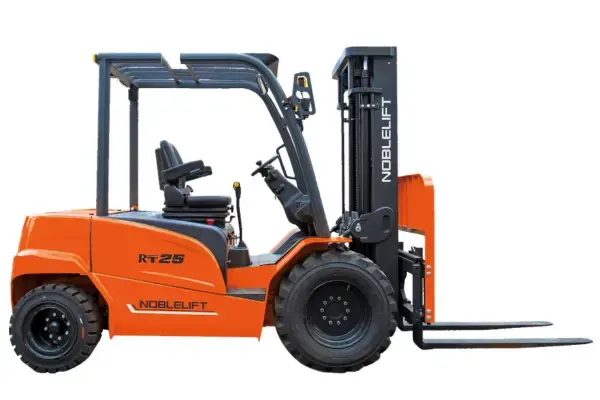 FE2RT18-25 carretilla elevadora eléctrica todoterreno Noblelift con batería de litio, vista lateral completa para trabajos en exteriores e industria. 